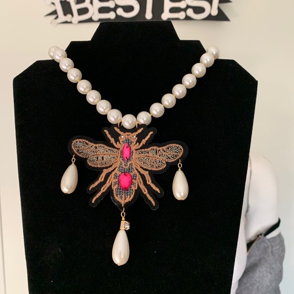 Queen Bee Statement Pearl Necklace - Picture 6 of 10